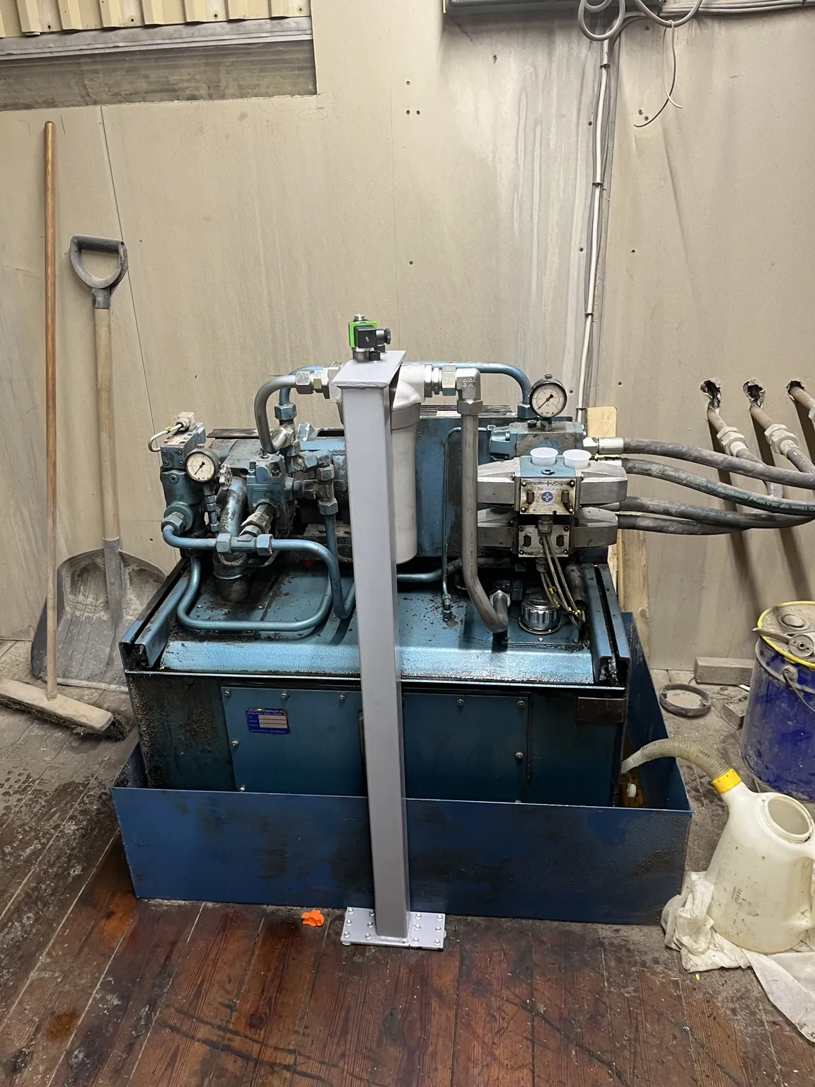 Hydraulaggregat med filter, ventiler och rördragning