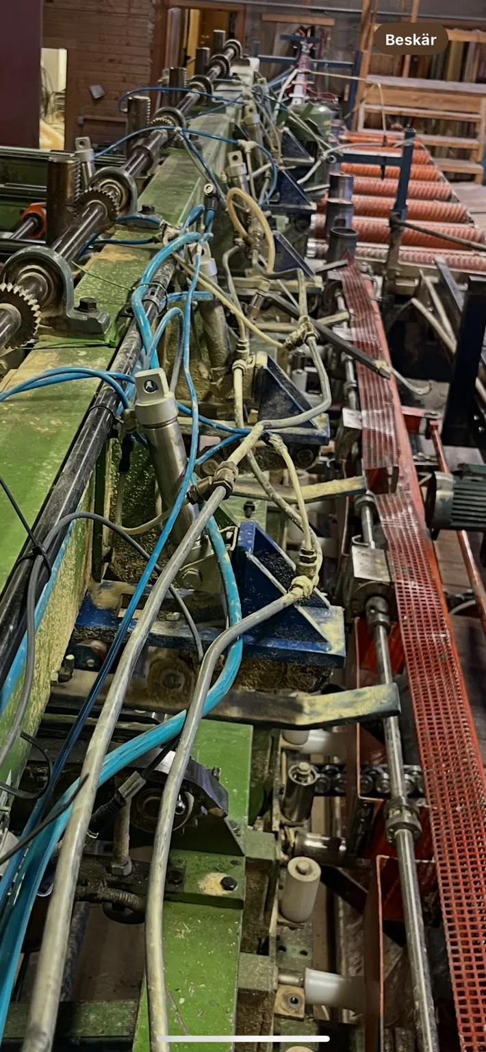 Hydraulcylindrar och slangar på industrimaskin