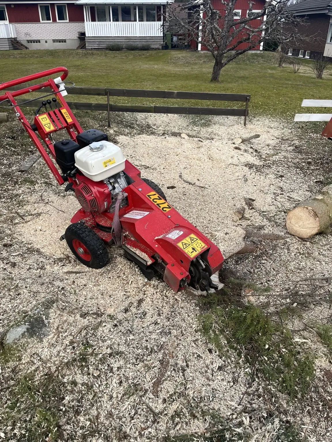 Stubbfräs som fräser bort en stubbe på villatomt